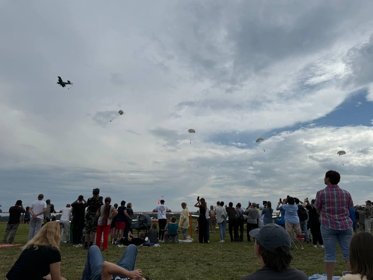 Фото «Встречают как рок-звезд»: Тысячи новосибирцев скандируют «Ура!» на авиашоу в Мочище. ОНЛАЙН 43